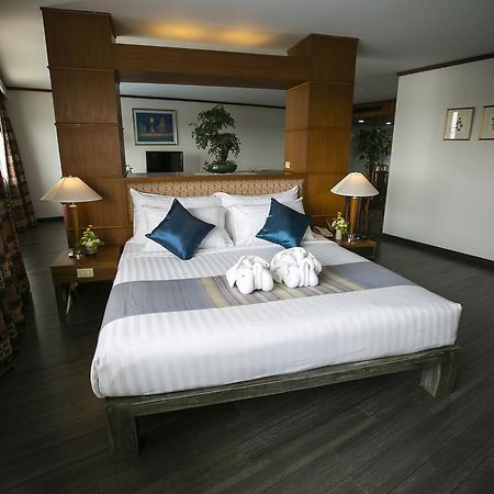 Friday Hotel Uttaradit Bagian luar foto