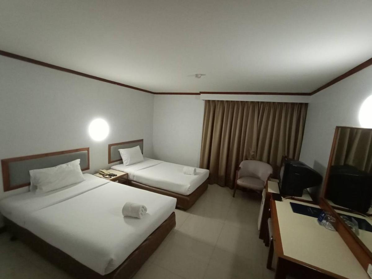 Friday Hotel Uttaradit Bagian luar foto