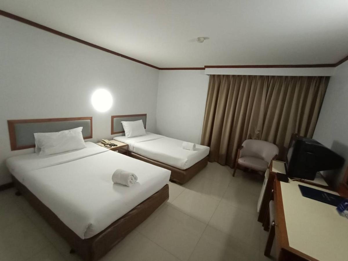Friday Hotel Uttaradit Bagian luar foto