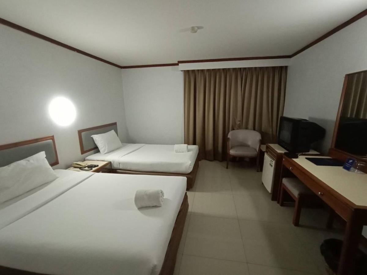 Friday Hotel Uttaradit Bagian luar foto