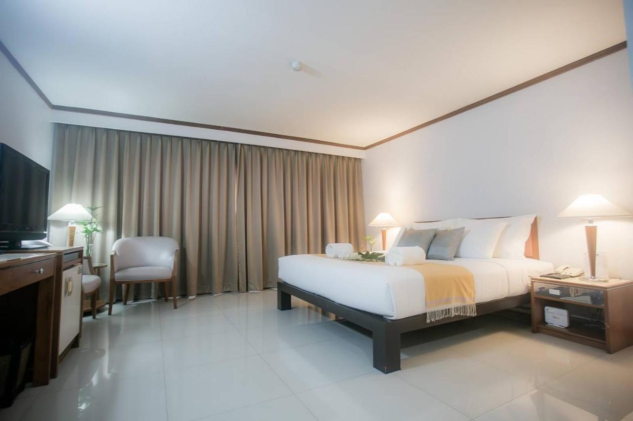 Friday Hotel Uttaradit Bagian luar foto