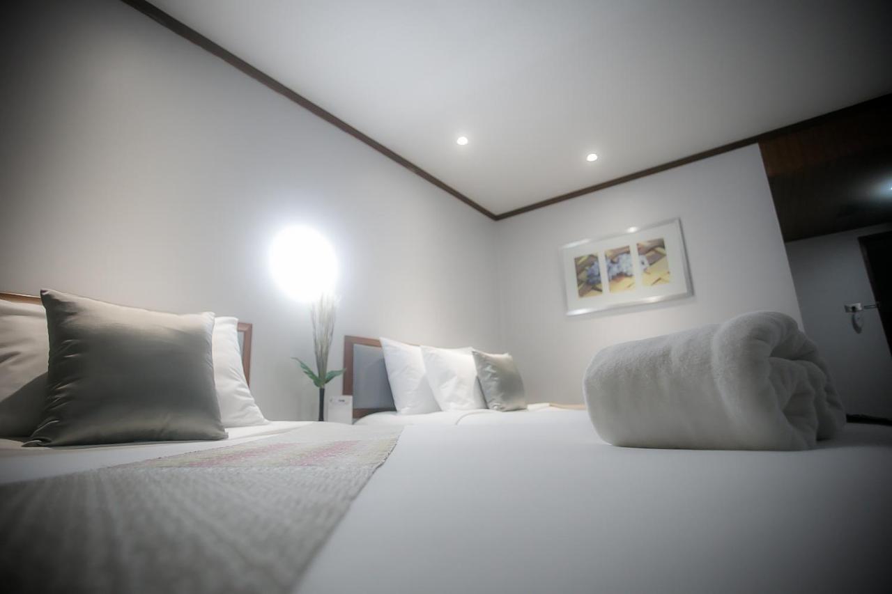 Friday Hotel Uttaradit Bagian luar foto