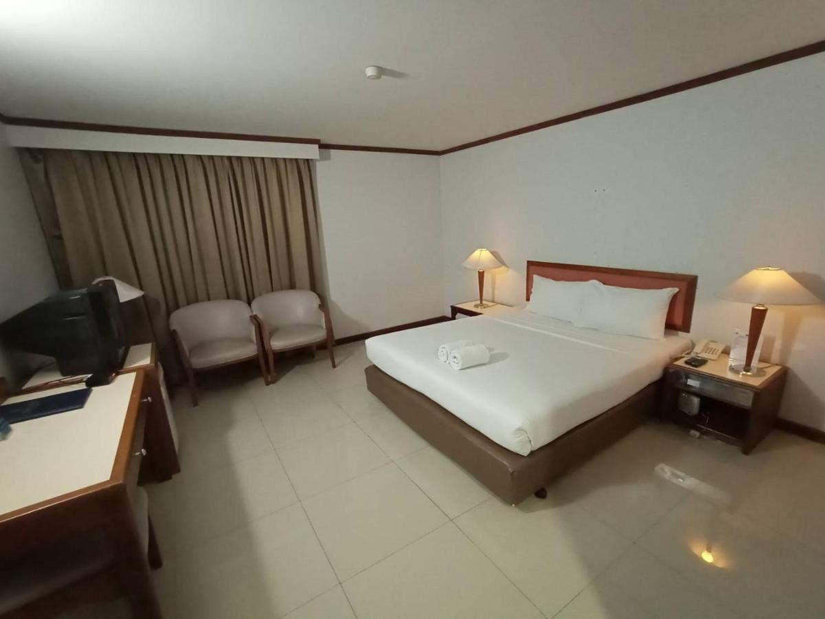 Friday Hotel Uttaradit Bagian luar foto