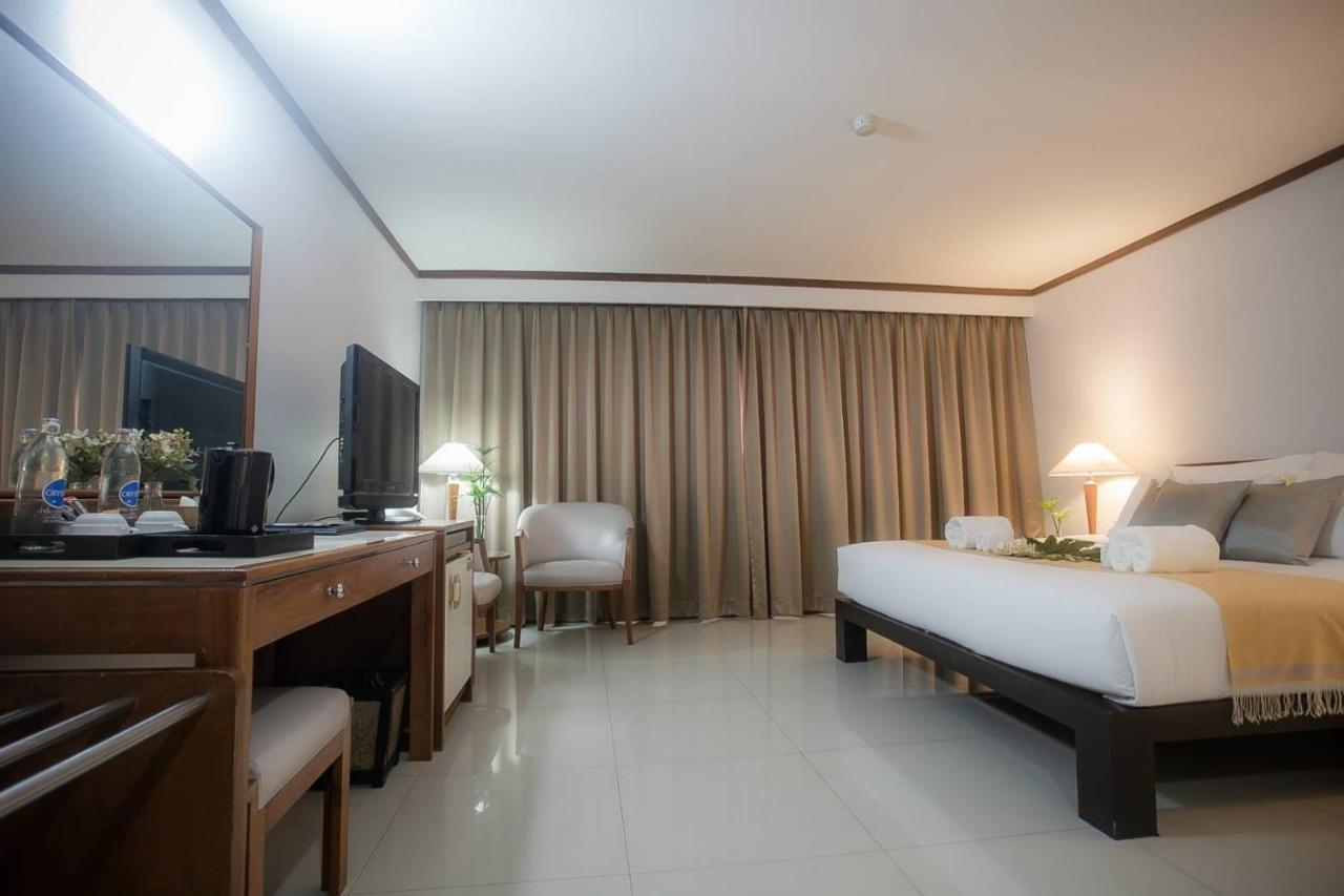 Friday Hotel Uttaradit Bagian luar foto