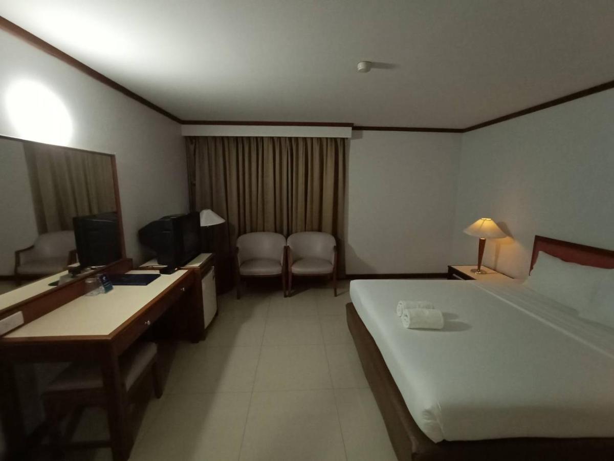 Friday Hotel Uttaradit Bagian luar foto