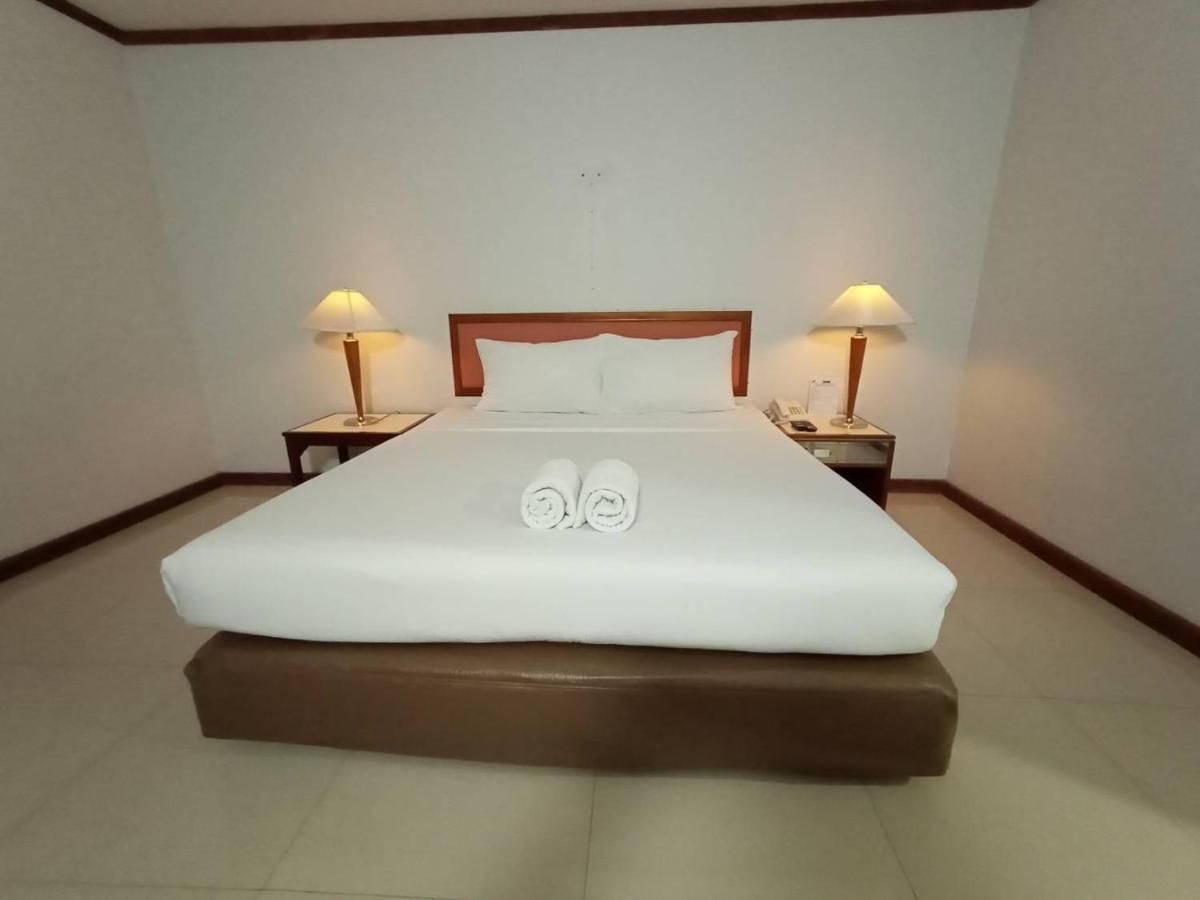 Friday Hotel Uttaradit Bagian luar foto