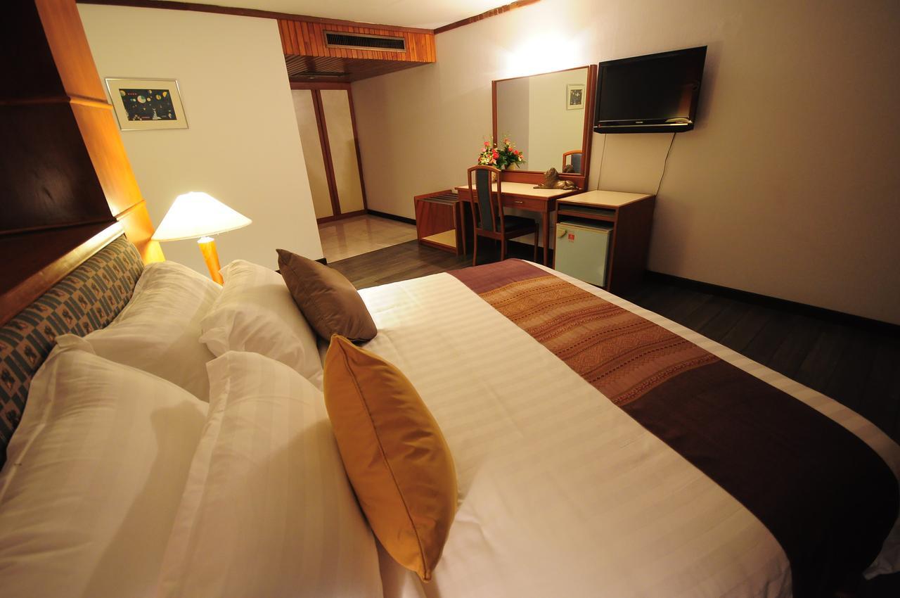 Friday Hotel Uttaradit Bagian luar foto