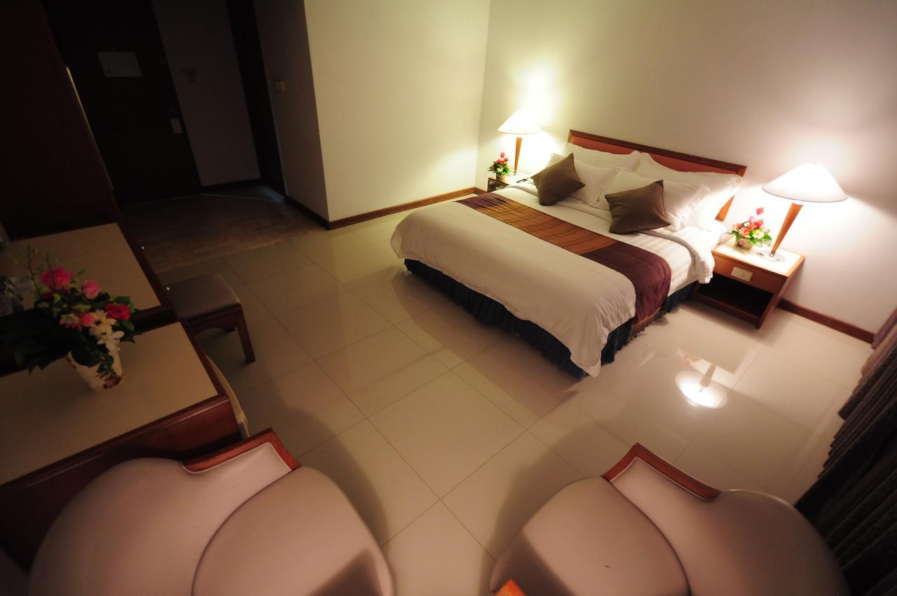 Friday Hotel Uttaradit Bagian luar foto