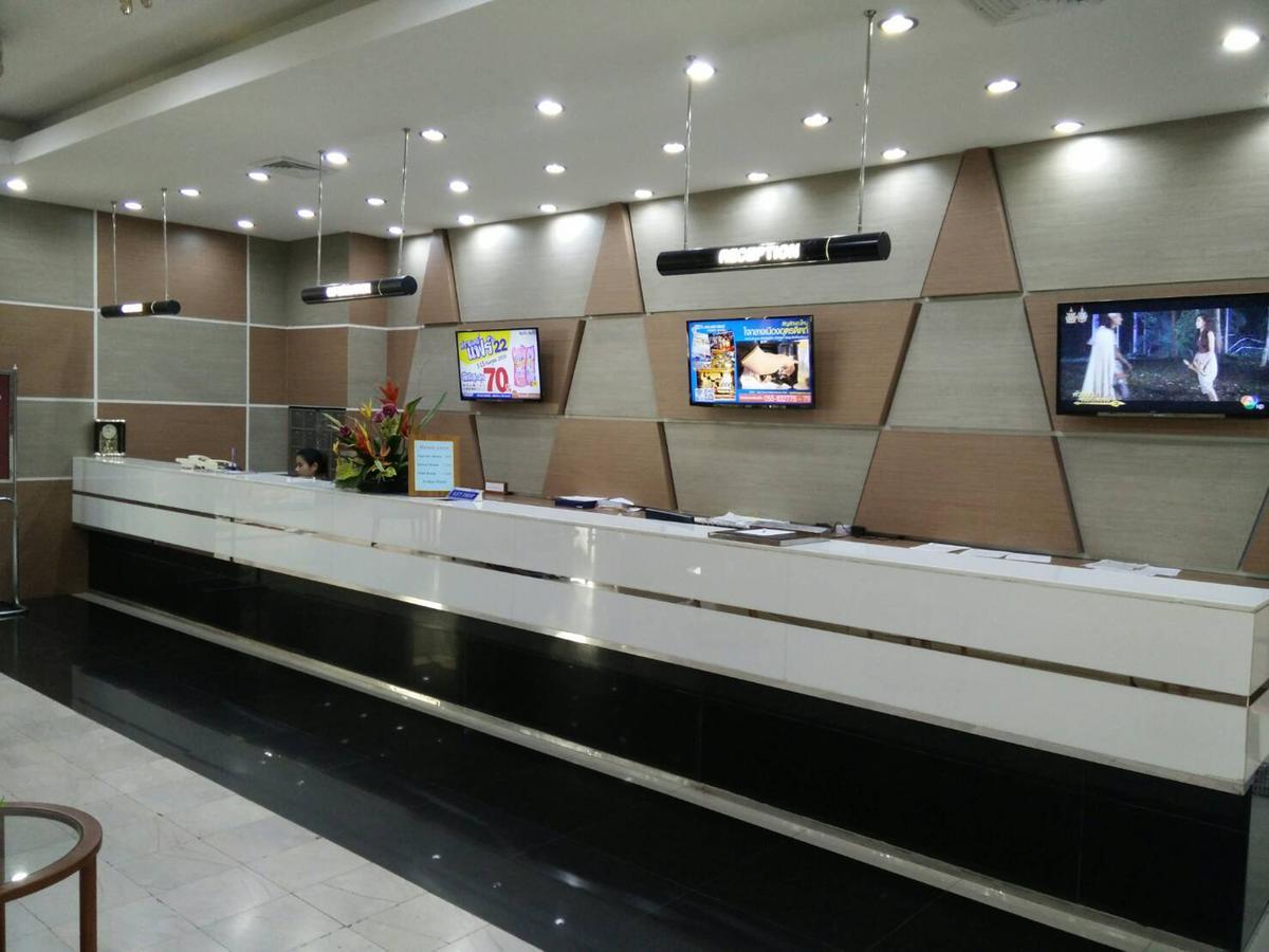Friday Hotel Uttaradit Bagian luar foto