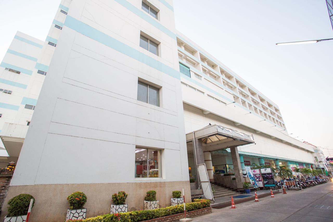 Friday Hotel Uttaradit Bagian luar foto