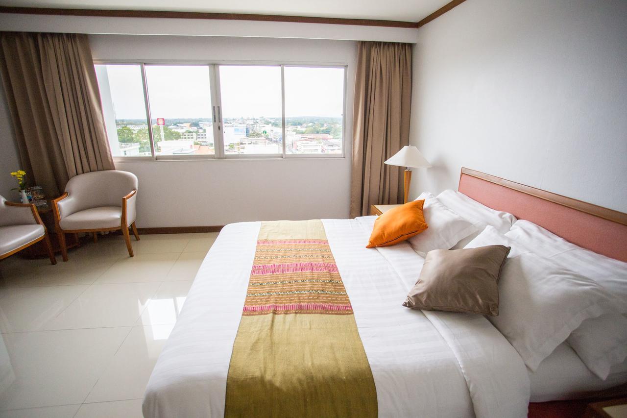 Friday Hotel Uttaradit Bagian luar foto