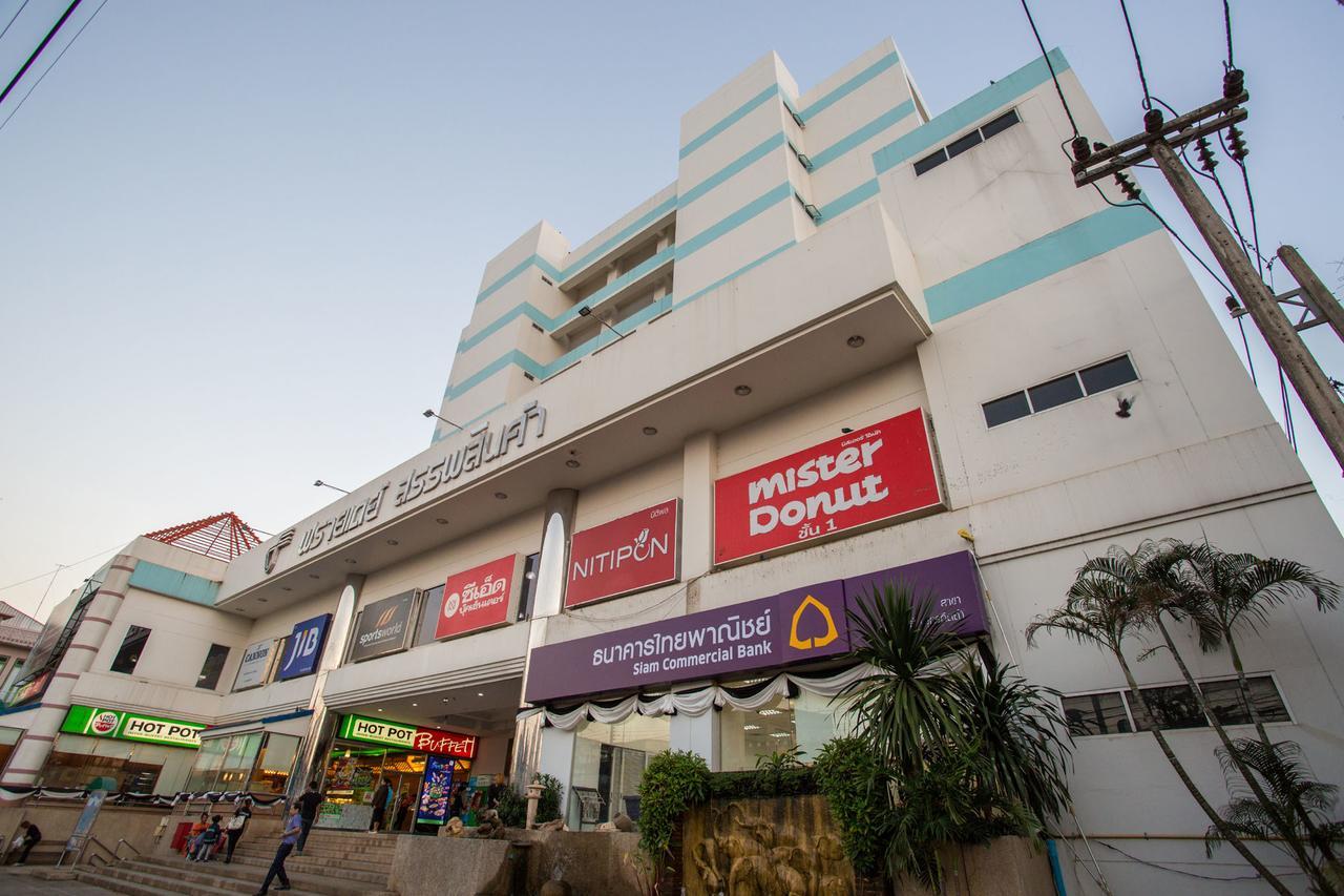 Friday Hotel Uttaradit Bagian luar foto