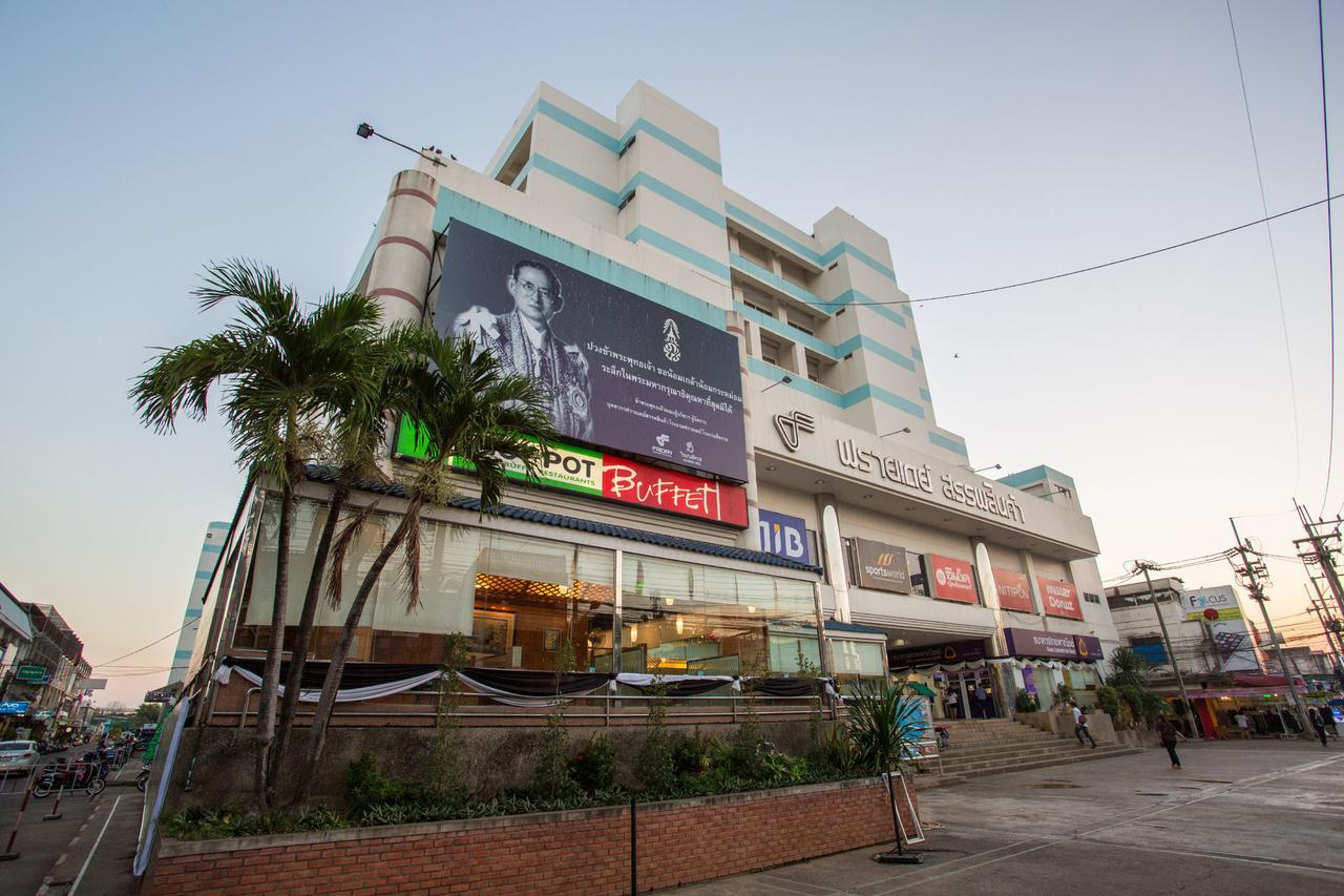 Friday Hotel Uttaradit Bagian luar foto