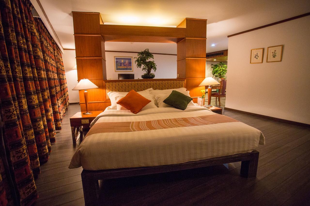 Friday Hotel Uttaradit Bagian luar foto