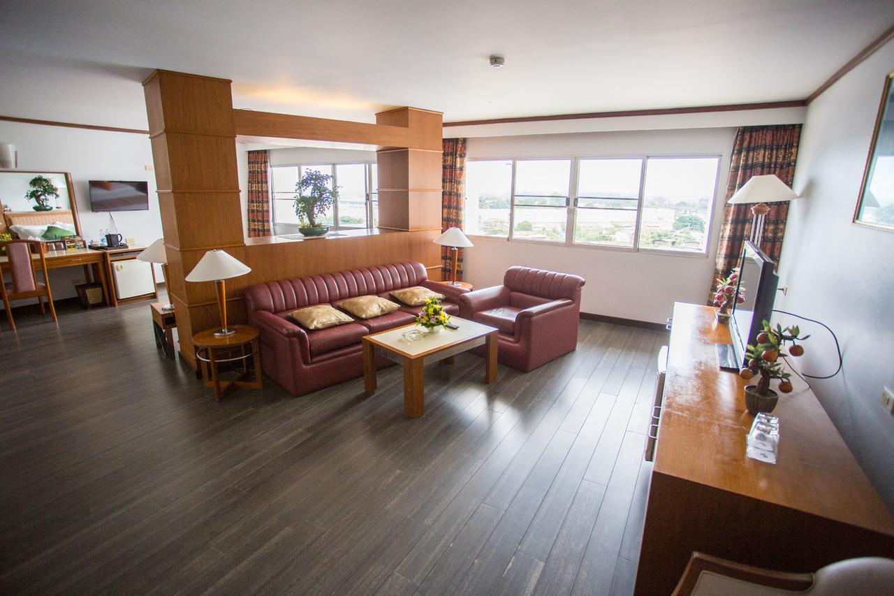 Friday Hotel Uttaradit Bagian luar foto