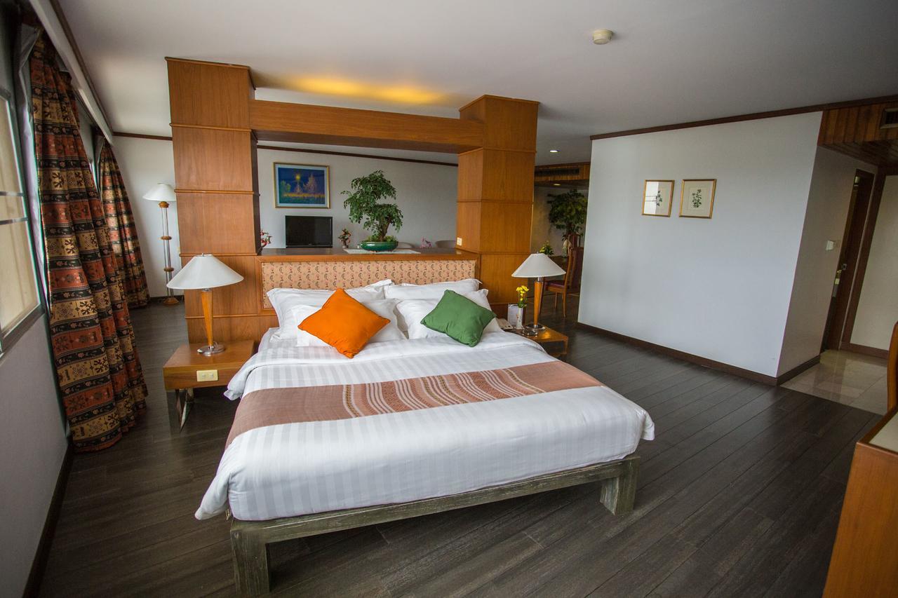 Friday Hotel Uttaradit Bagian luar foto