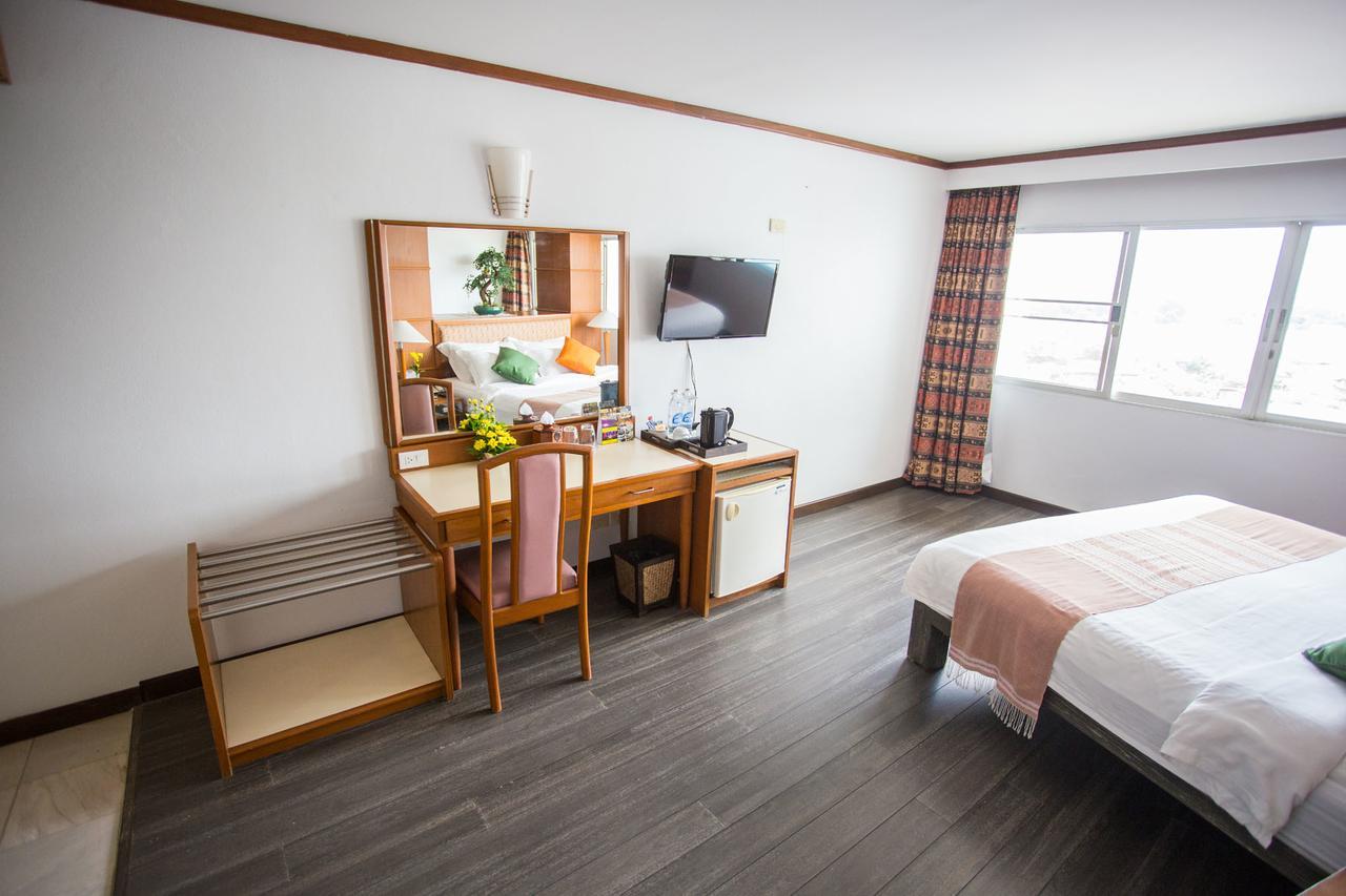 Friday Hotel Uttaradit Bagian luar foto