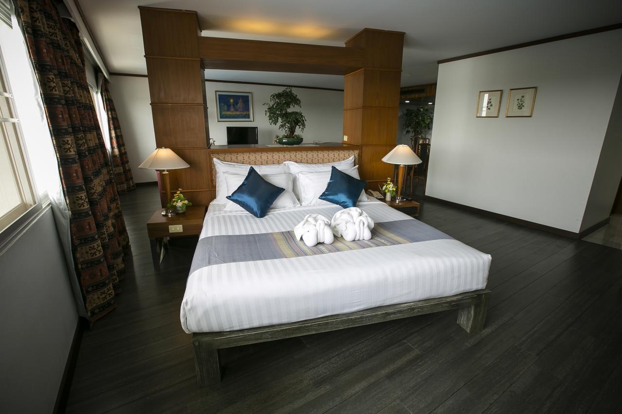 Friday Hotel Uttaradit Bagian luar foto