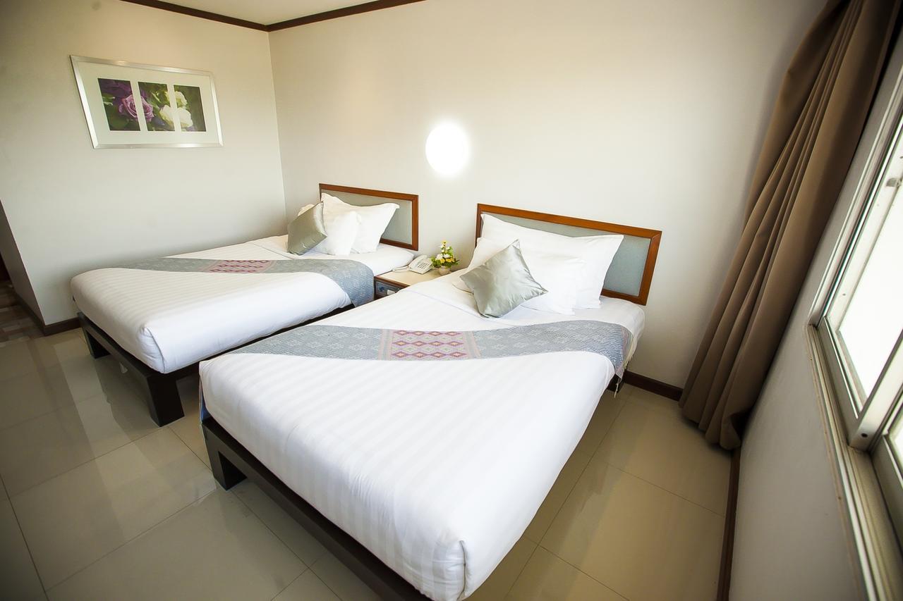 Friday Hotel Uttaradit Bagian luar foto