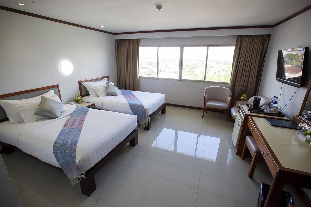 Friday Hotel Uttaradit Bagian luar foto