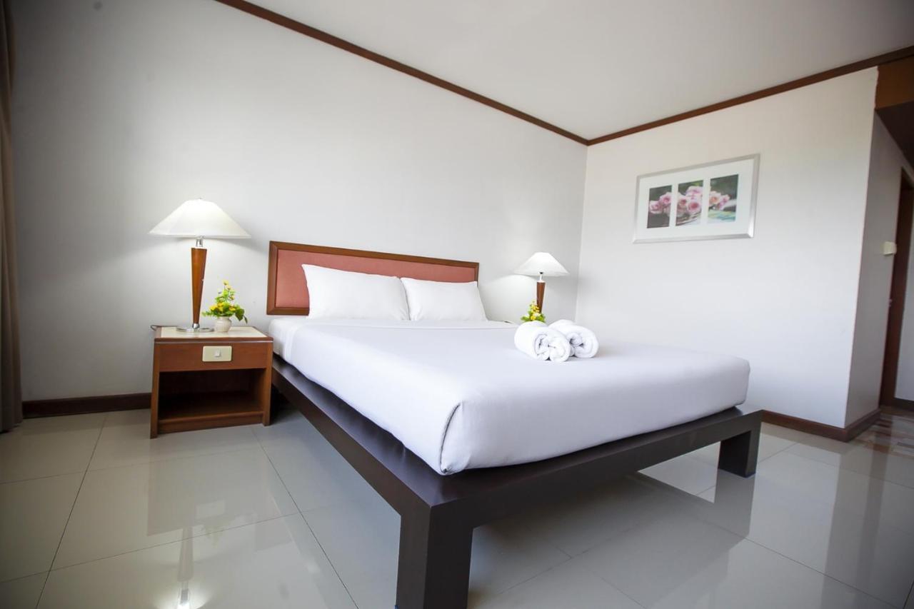 Friday Hotel Uttaradit Bagian luar foto