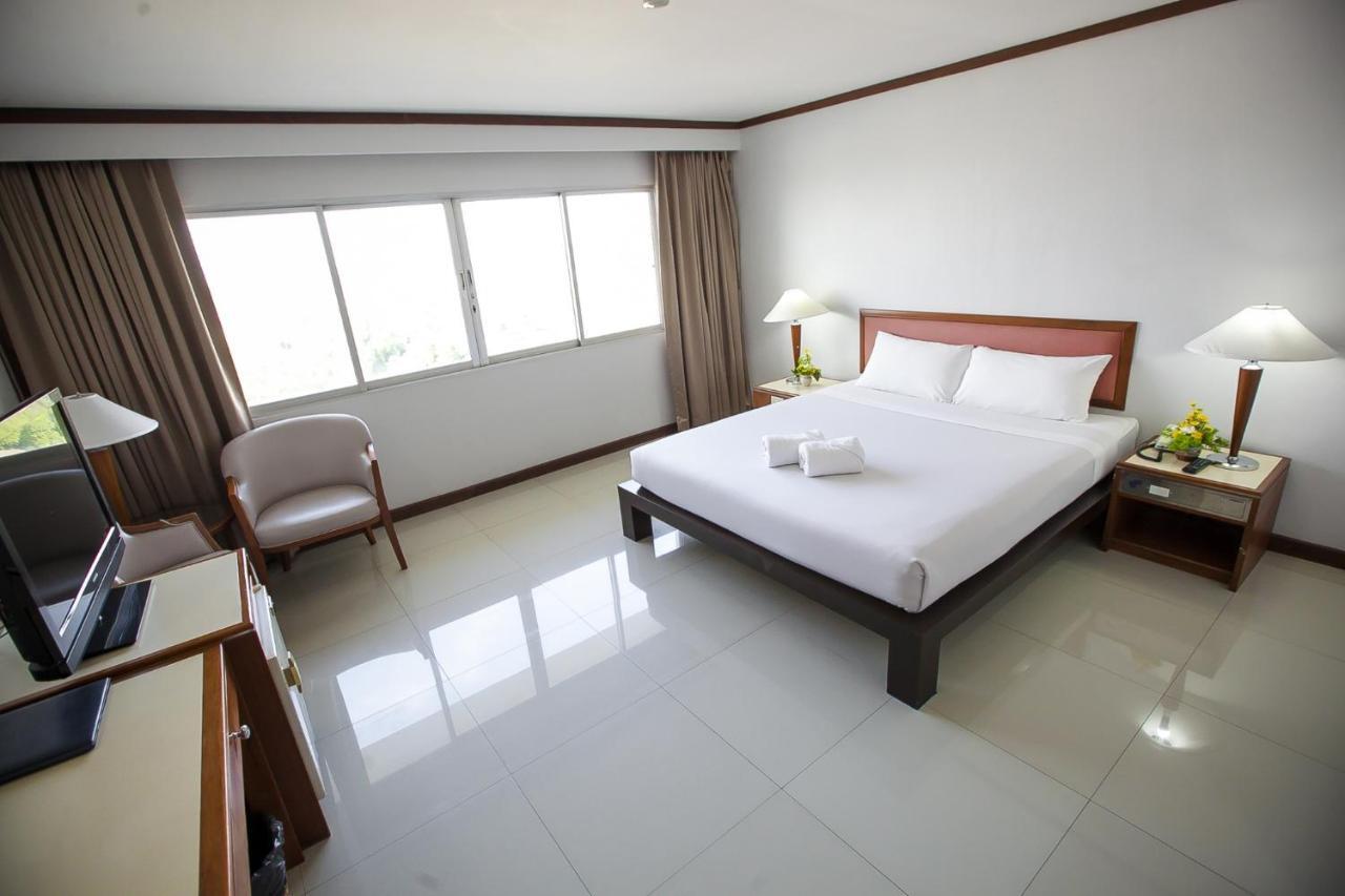 Friday Hotel Uttaradit Bagian luar foto