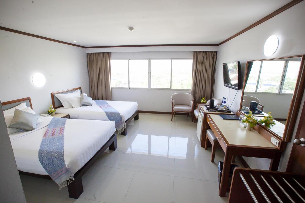 Friday Hotel Uttaradit Bagian luar foto