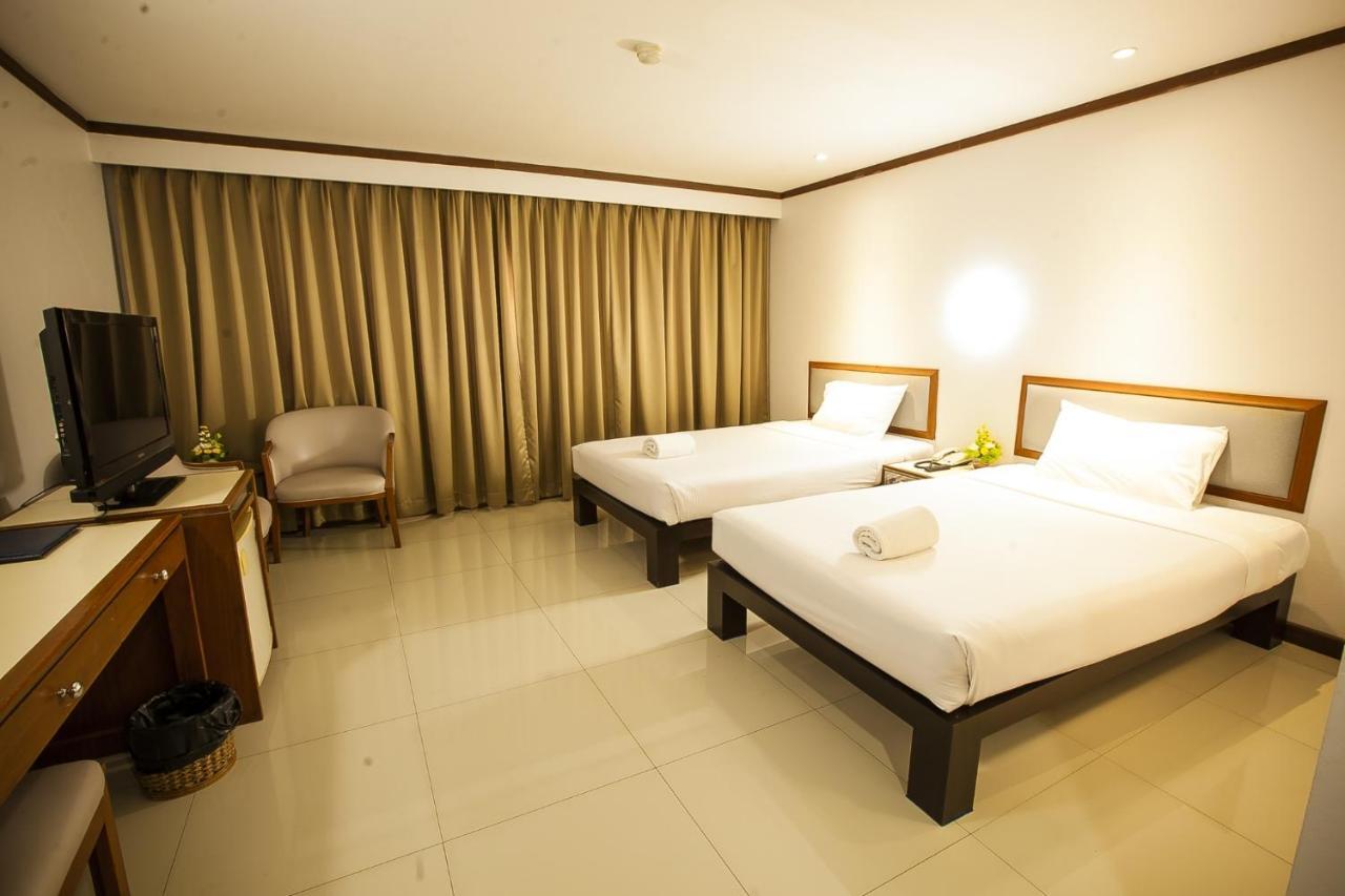 Friday Hotel Uttaradit Bagian luar foto
