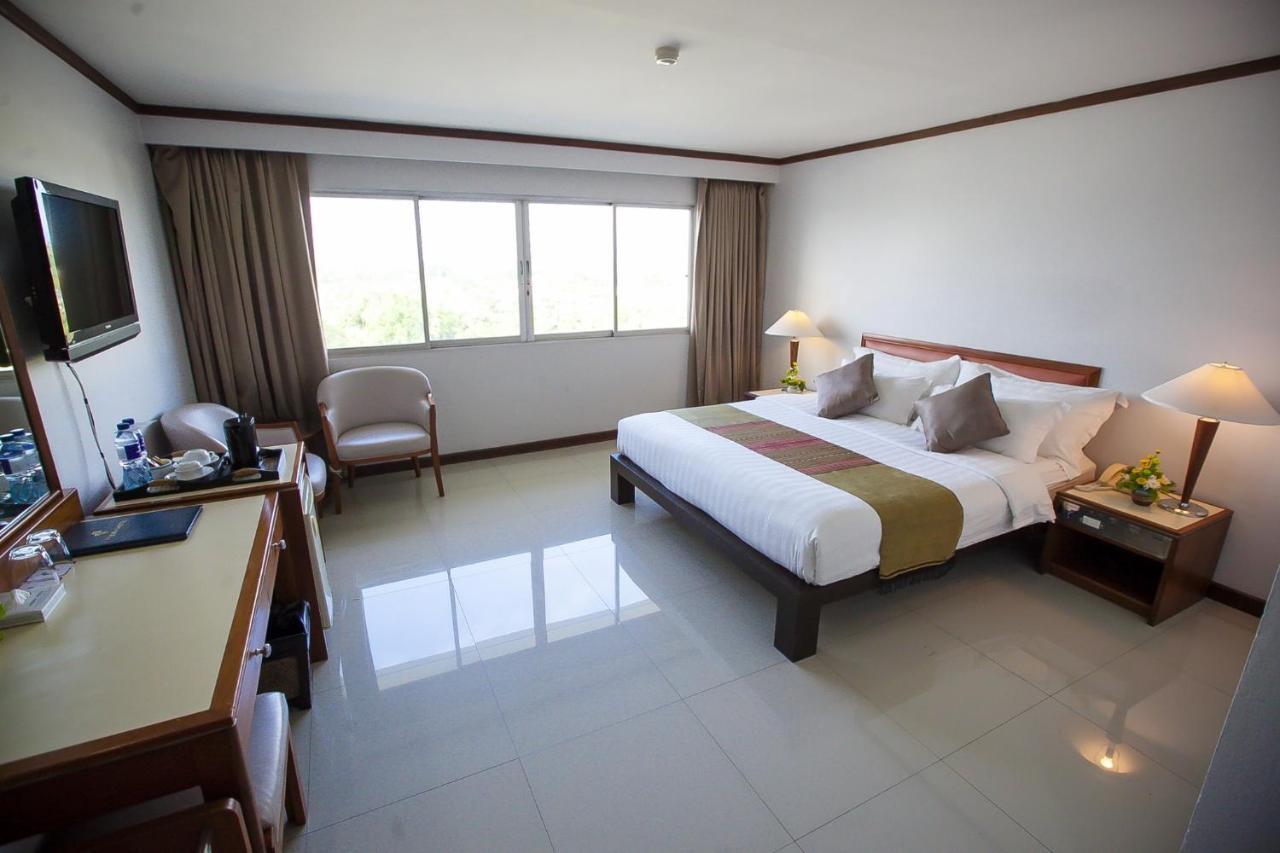 Friday Hotel Uttaradit Bagian luar foto