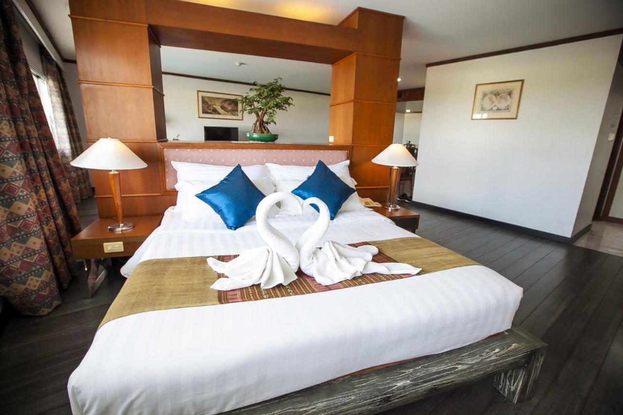 Friday Hotel Uttaradit Bagian luar foto