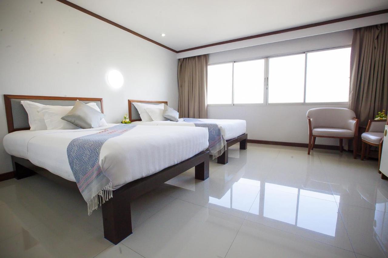 Friday Hotel Uttaradit Bagian luar foto